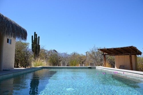 Desert Oasis with swimming pool, BBQ Wifi and outdoor firepit, bird watching