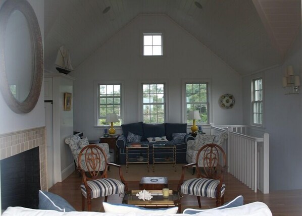 Smart TV, fireplace, DVD player, books