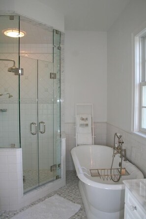 Combined shower/bathtub, hair dryer, towels