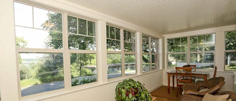 Televisión, chimenea, reproductor de DVD, videoteca