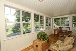 TV, peis, DVD-spiller og filmbibliotek