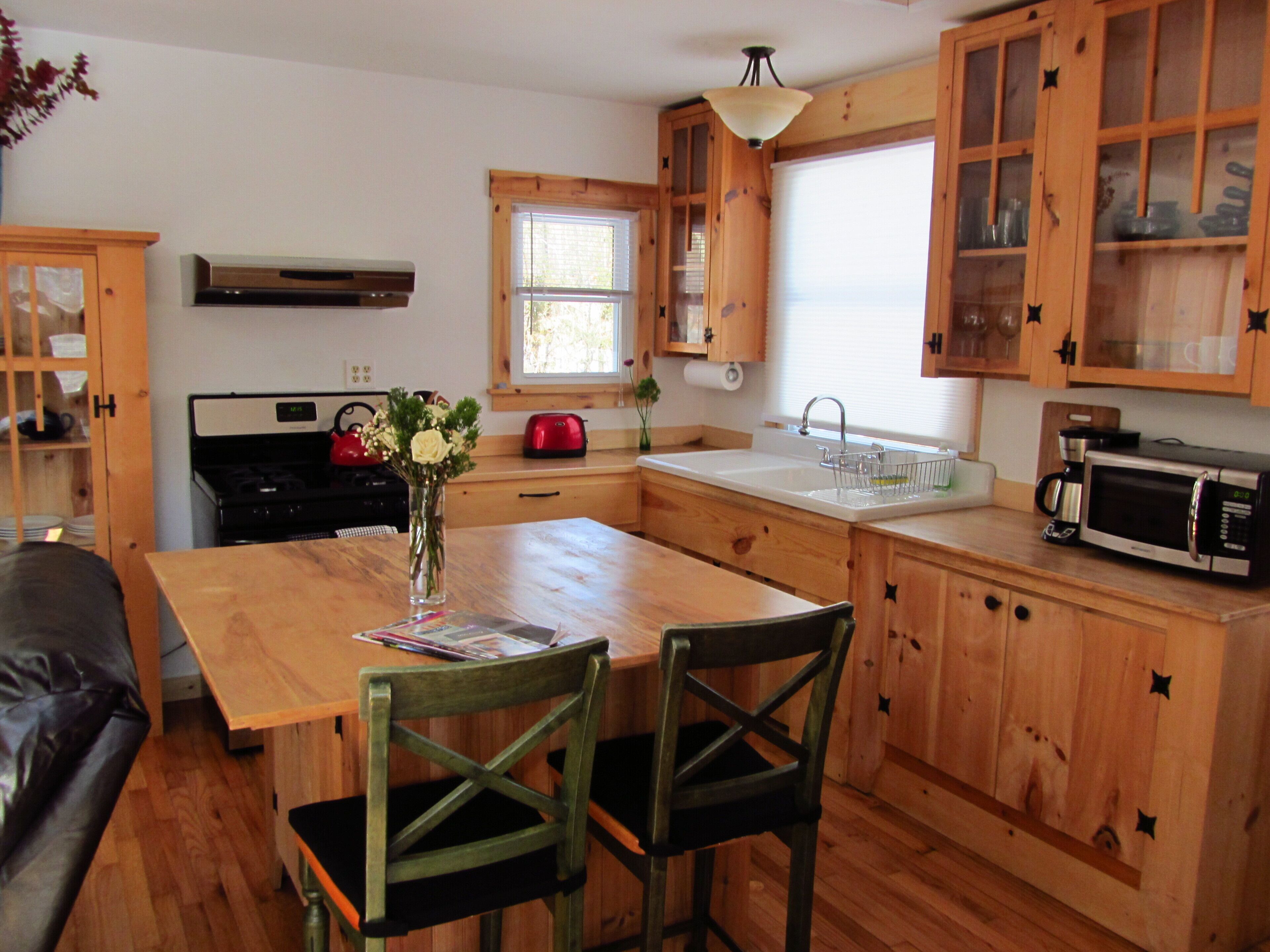 In the heart of Woodstock 2BR with Hot Tub and Wood Fireplace,