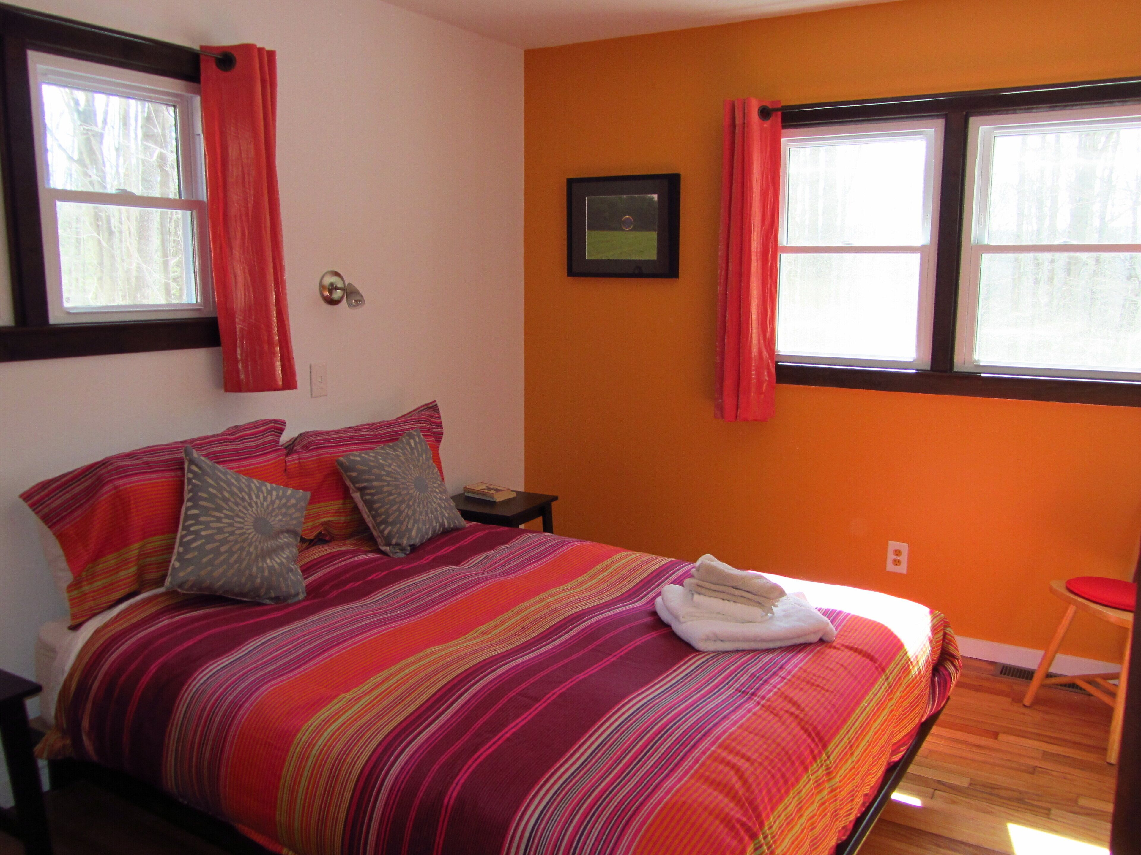 In the heart of Woodstock 2BR with Hot Tub and Wood Fireplace,