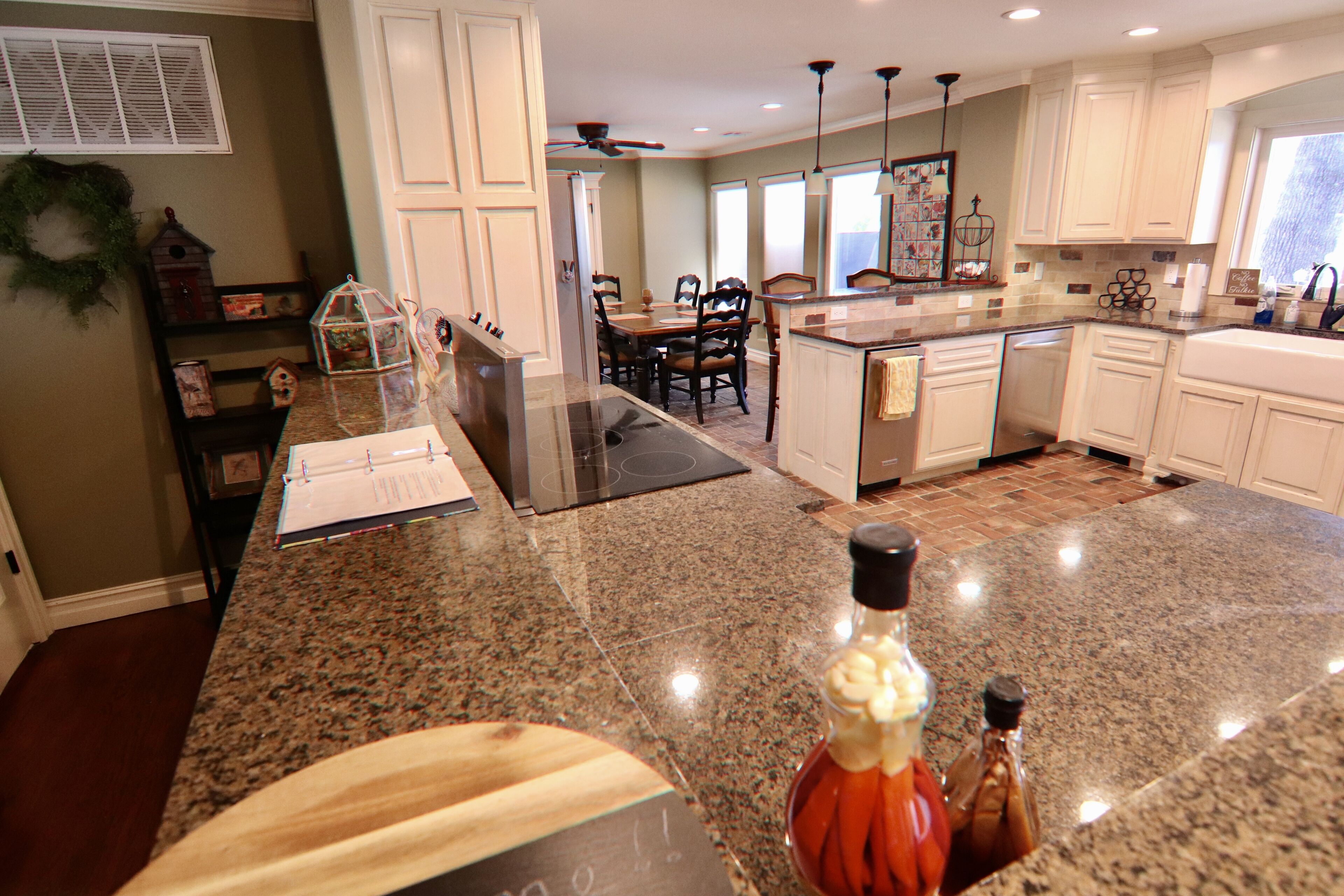 Beautiful Lakefront Villa with Private Pool, hot tub, No more than 12 people 