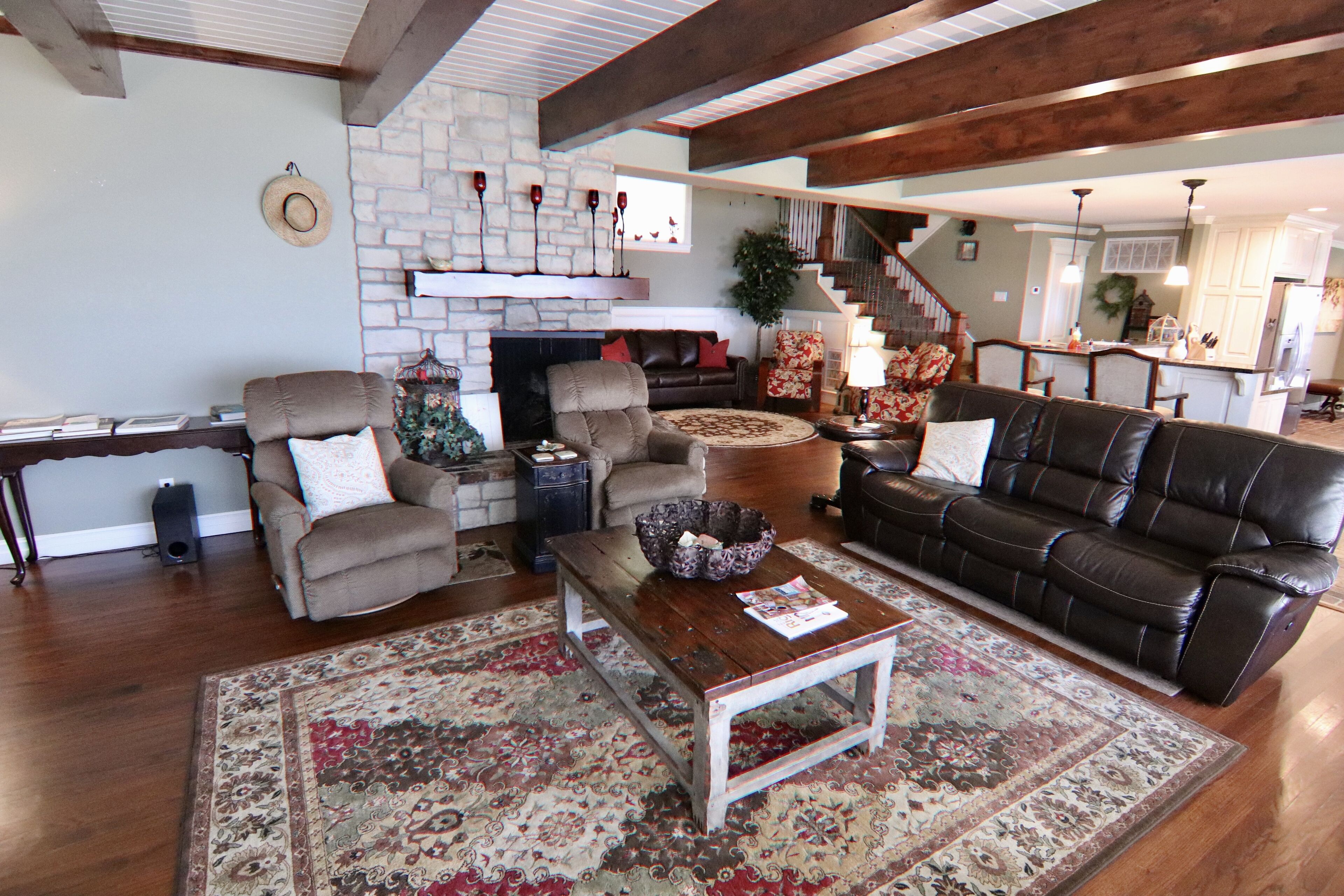 Beautiful Lakefront Villa with Private Pool, hot tub, No more than 12 people 