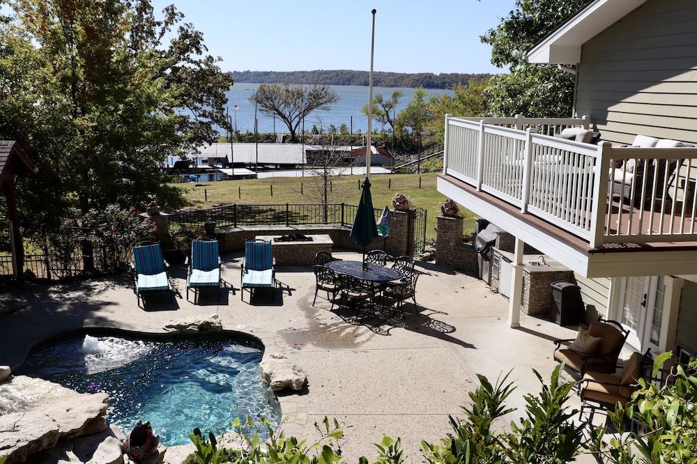 Beautiful Lakefront Villa with Private Pool, hot tub, No more than 12 people