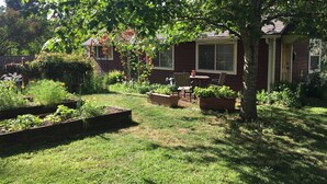 Unclassified image, 3 of 19, button - Garden Cottage on College Hill (Eugene)