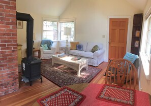 Téléviseur connecté, foyer, livres, chaîne audio