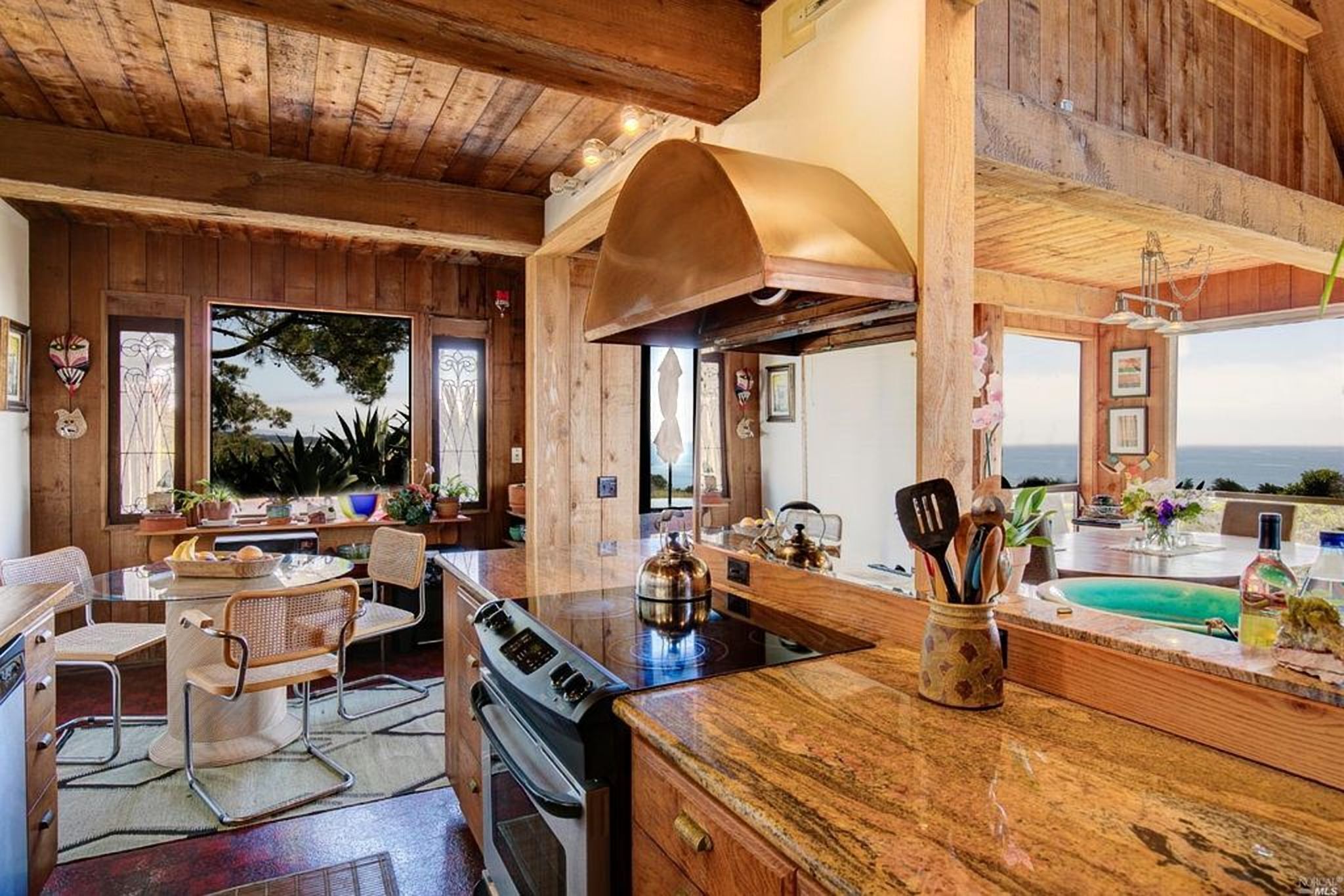 Stunning Mendocino coastal retreat