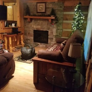 TV, fireplace, DVD player, stereo - Matthew11:28~4 mil Pkwy-Dwntwn Pigfrge hot tub, wifi-gas fireplace-NO EXTRA FEES (Pigeon Forge)