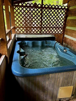 Outdoor spa tub - Matthew11:28~4 mil Pkwy-Dwntwn Pigfrge hot tub, wifi-gas fireplace-NO EXTRA FEES (Pigeon Forge)