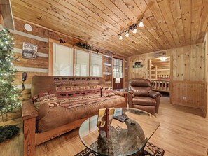Interior - Matthew11:28~4 mil Pkwy-Dwntwn Pigfrge hot tub, wifi-gas fireplace-NO EXTRA FEES (Pigeon Forge)