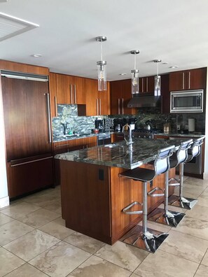 冷蔵庫、電子レンジ、オーブン、コンロ