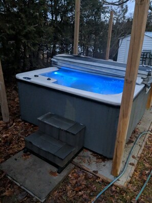 Outdoor spa tub - Wasaga Beach cottage on the river (Wasaga Beach)