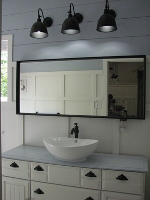 Combined shower/bathtub, hair dryer, towels, soap - Wasaga Beach cottage on the river (Wasaga Beach)