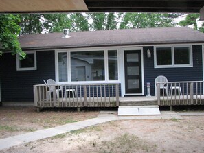 Exterior detail - Wasaga Beach cottage on the river (Wasaga Beach)