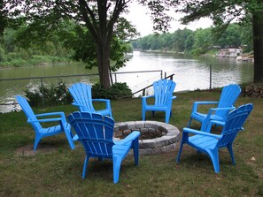 Property grounds - Wasaga Beach cottage on the river (Wasaga Beach)