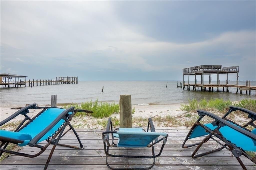 Private sandy beach! Waterfront on Sound. Dog Friendly. PRICE DROP OCTOBER!