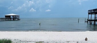 Waterfront private sandy Bay Beach & private pathway to Gulfside. Bring dogs!