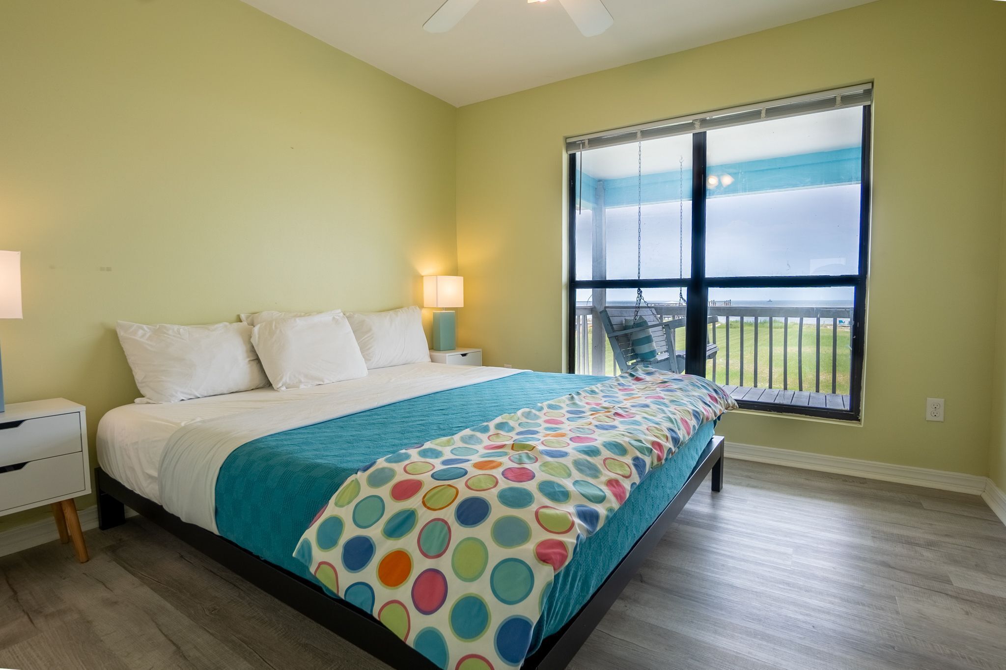 Private sandy beach! Waterfront on Sound. Dog Friendly. PRICE DROP OCTOBER!