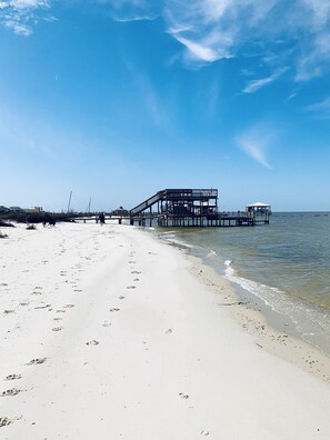 Plage, chaises longues, serviettes de plage