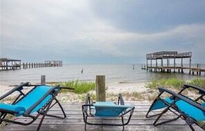 Plage, chaises longues, serviettes de plage