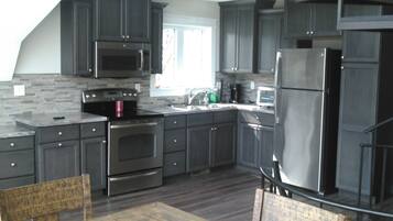 Jääkaappi, mikroaaltouuni, uuni, liesi