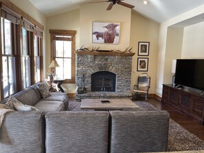 Smart-TV, peis, DVD-spiller og bøker