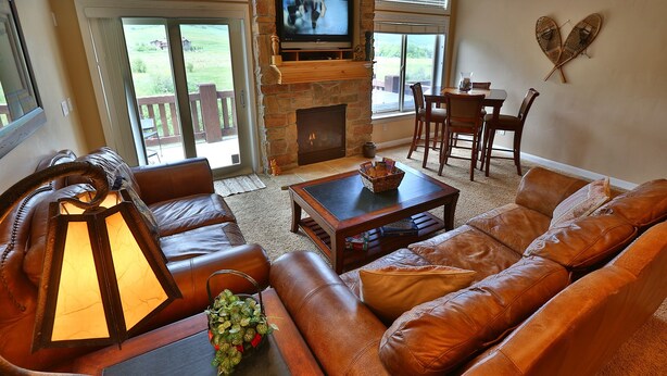 Living area - Stunning Views, Year-Round Fun and Summer Gap Rates!! (Huntsville)