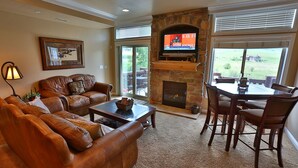 Living area - Stunning Views, Year-Round Fun and Summer Gap Rates!! (Huntsville)