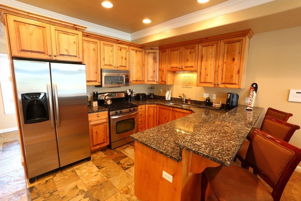 Kylskåp, mikrovågsugn, ugn och spishäll