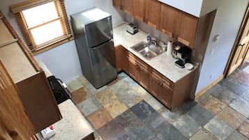 Een koelkast, een magnetron, een oven, een kookplaat