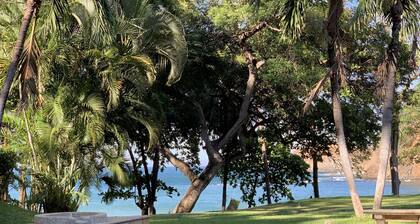 Accueil en bord de mer avec piscine privée à jets, nouveaux bains de luxe et cuisine du chef