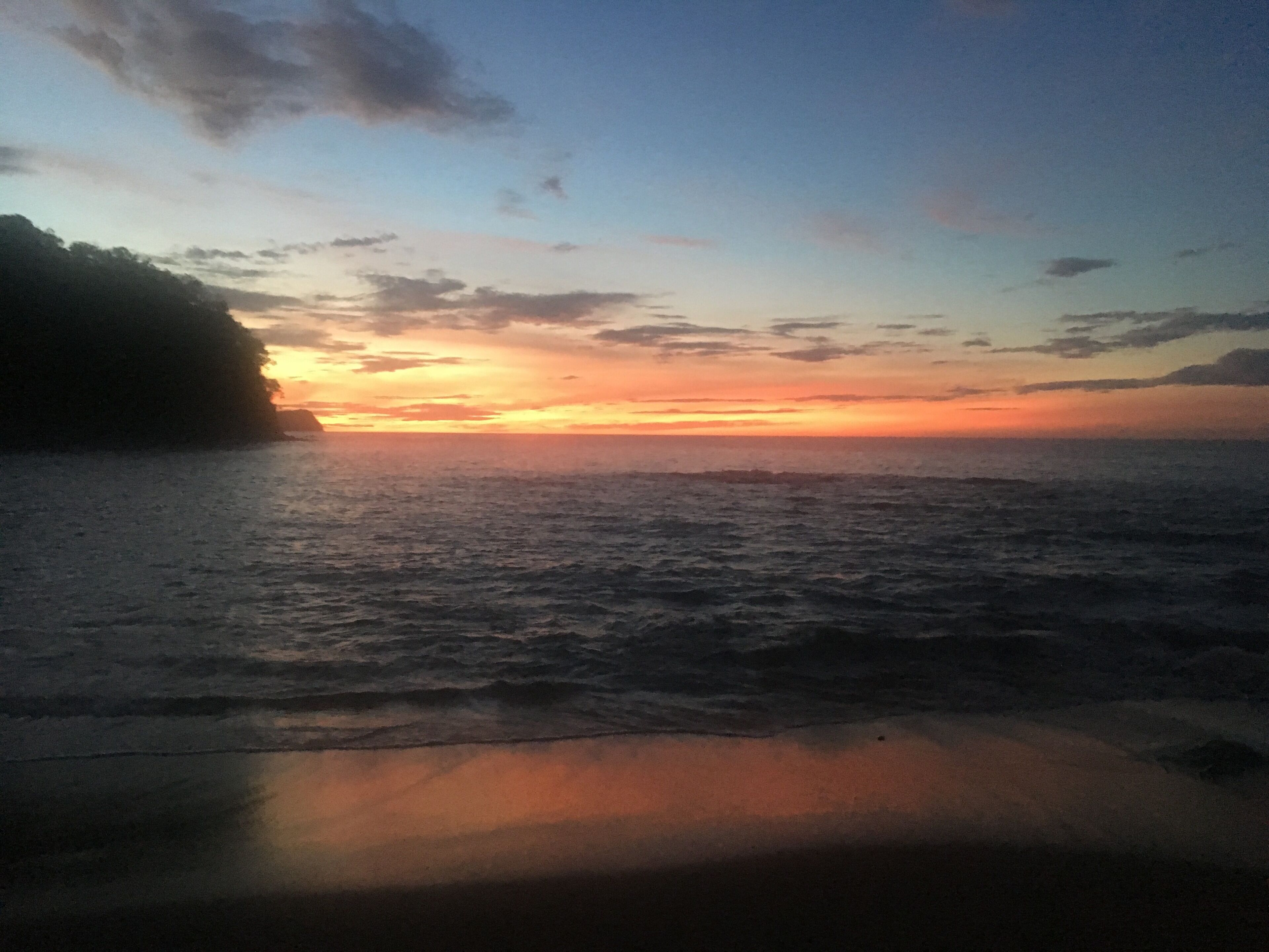 På stranden, solsenger og strandhåndklær