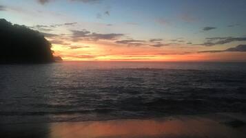 På stranden, liggestole, badehåndklæder