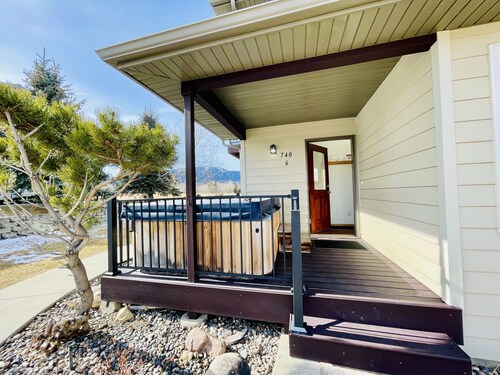 Townhome w/ Hot Tub, Minutes to Skiing, Red Lodge, MT