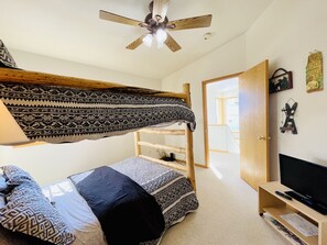 3 bedrooms, iron/ironing board, free WiFi, bed sheets
