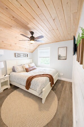 4 bedrooms, iron/ironing board, WiFi, bed sheets - Lakeside Retreat- Family and Pet Friendly  (Fort Ann)