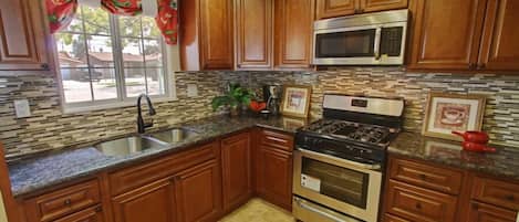 Réfrigérateur, four à micro-ondes, un four, surface de cuisson