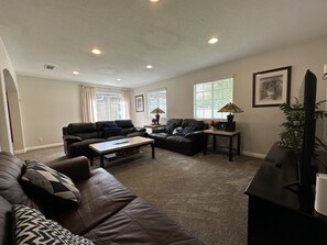 Smart-TV, Netflix, DVD-Player, Bücher