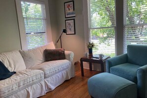 Een televisie, een open haard en boeken