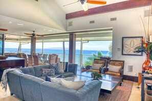 Smart TV, libri, biblioteca musicale, impianto stereo