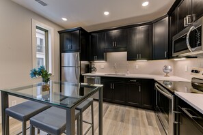 Fridge, microwave, oven, stovetop - Elegance in Downtown Traverse City (Traverse City)