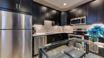 冰箱、微波炉、烤箱、炉灶