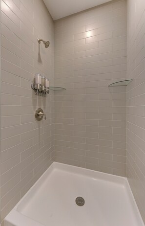 Shower, hair dryer, towels, soap - Elegance in Downtown Traverse City (Traverse City)