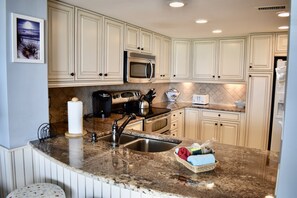 冷蔵庫、電子レンジ、オーブン、コンロ