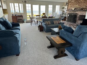 TV, books - Million dollar view, Oceanfront Cottage, Family Friendly (Kennebunkport)