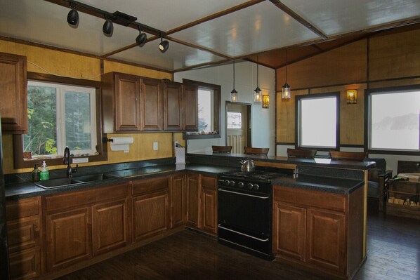 Réfrigérateur, four, plaque de cuisson, cafetière/bouilloire