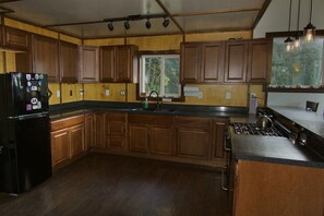 Kylskåp, ugn, spishäll och kaffe- och tebryggare