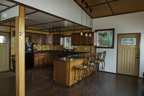 Fridge, oven, stovetop, coffee/tea maker